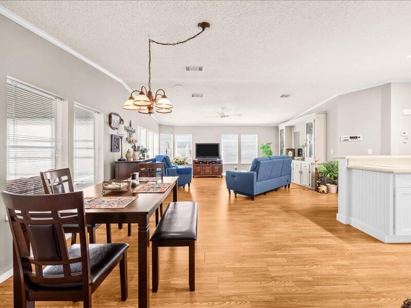 En Venta: $299,000 (2 camas, 2 baños, 1390 Pies cuadrados)