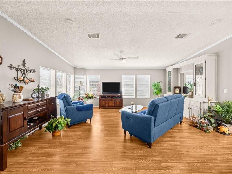 En Venta: $299,000 (2 camas, 2 baños, 1390 Pies cuadrados)