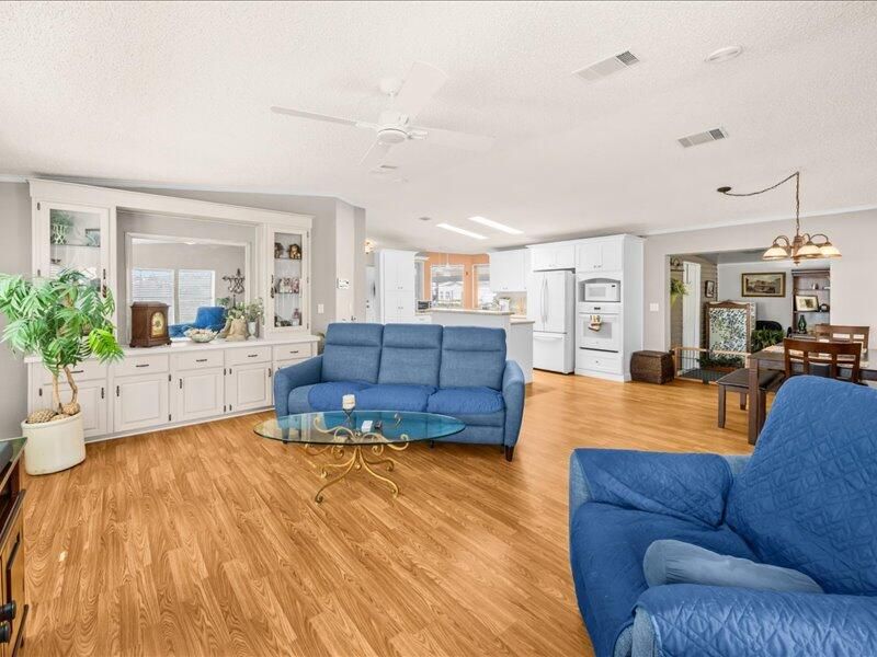 En Venta: $299,000 (2 camas, 2 baños, 1390 Pies cuadrados)