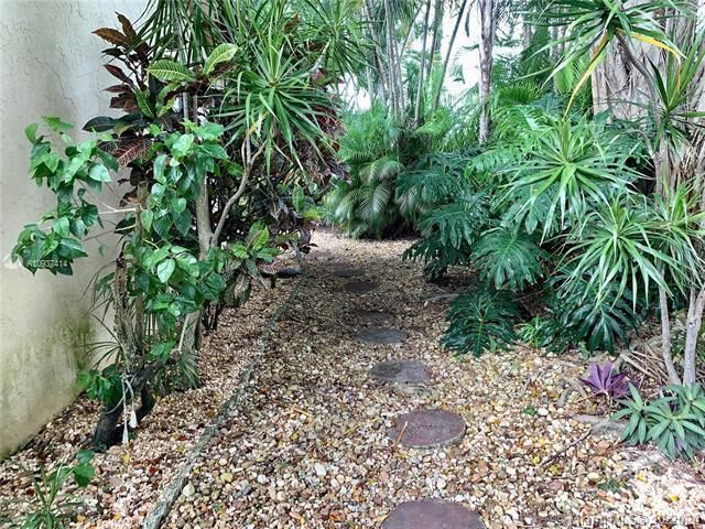 For Sale: $335,000 (2 beds, 2 baths, 1466 Square Feet)