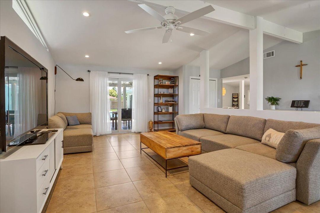 For Rent: $6,100 (2 beds, 2 baths, 1578 Square Feet)