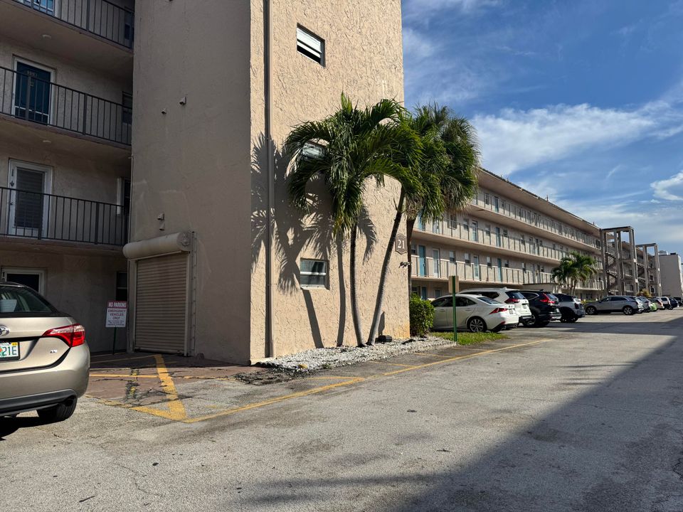 For Sale: $100,000 (2 beds, 2 baths, 994 Square Feet)