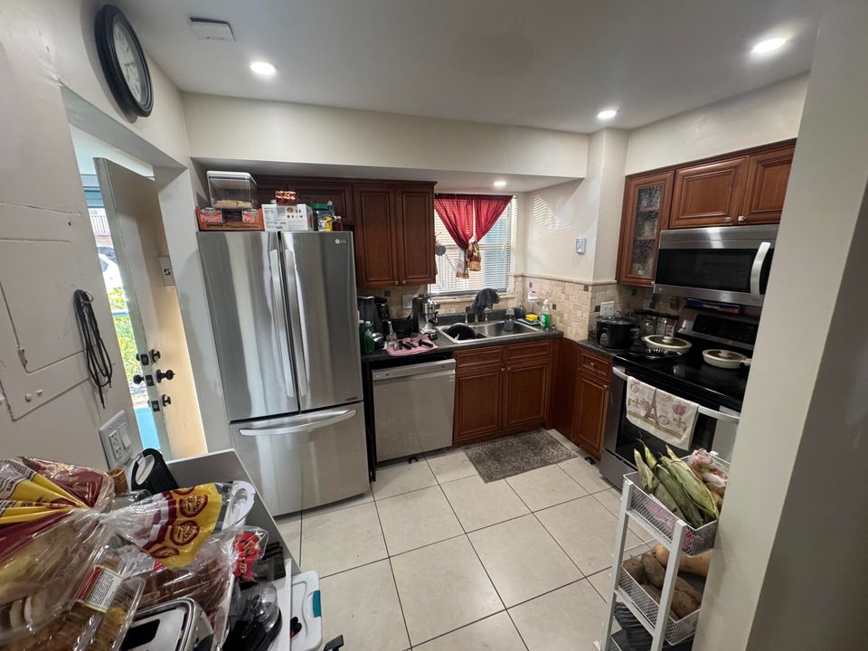 For Sale: $100,000 (2 beds, 2 baths, 994 Square Feet)