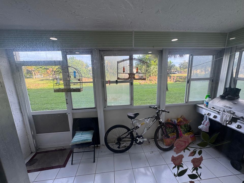 For Sale: $100,000 (2 beds, 2 baths, 994 Square Feet)