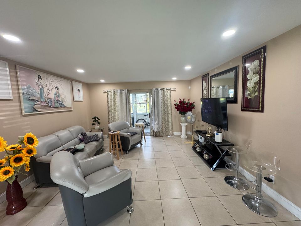 For Sale: $100,000 (2 beds, 2 baths, 994 Square Feet)
