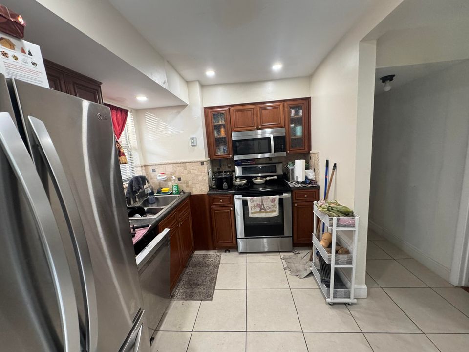 For Sale: $100,000 (2 beds, 2 baths, 994 Square Feet)