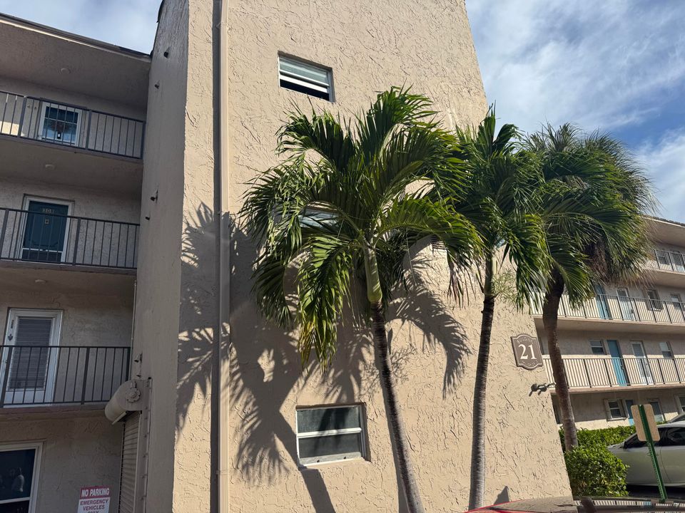 For Sale: $100,000 (2 beds, 2 baths, 994 Square Feet)
