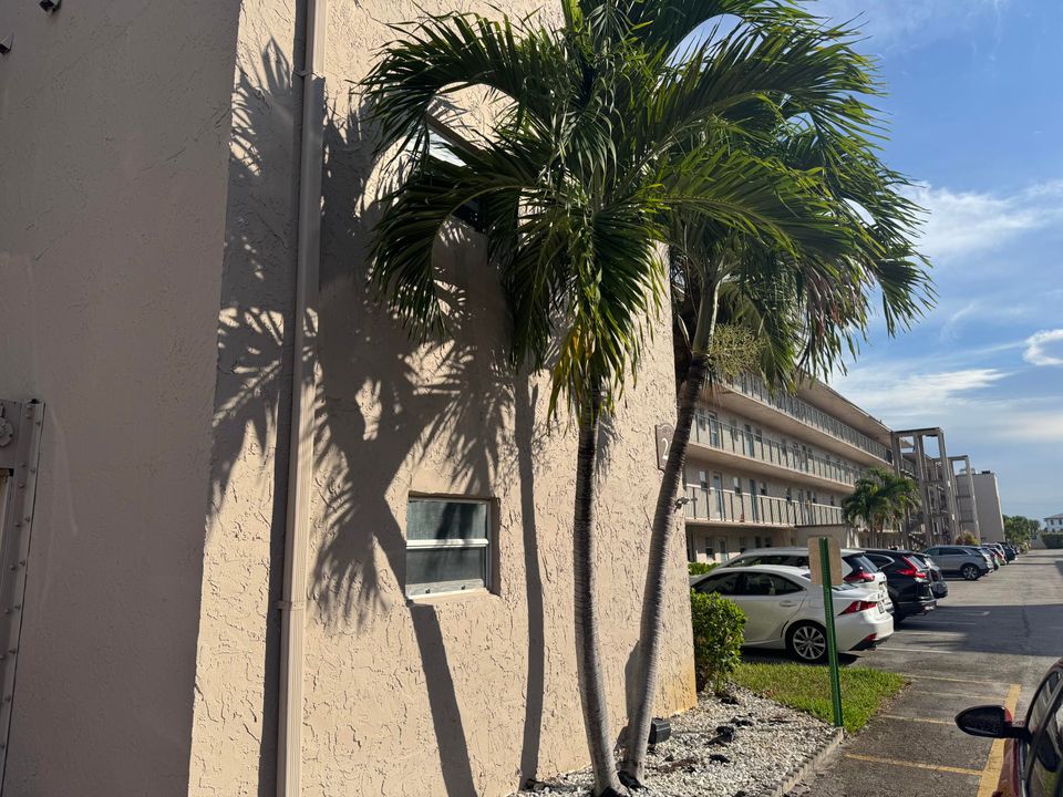 For Sale: $100,000 (2 beds, 2 baths, 994 Square Feet)