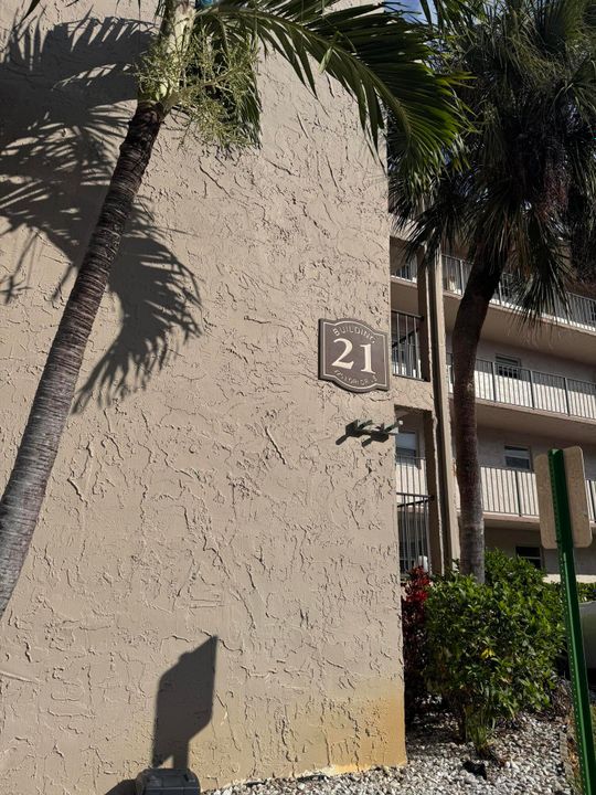 For Sale: $100,000 (2 beds, 2 baths, 994 Square Feet)