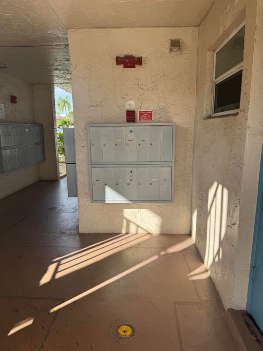 For Sale: $100,000 (2 beds, 2 baths, 994 Square Feet)