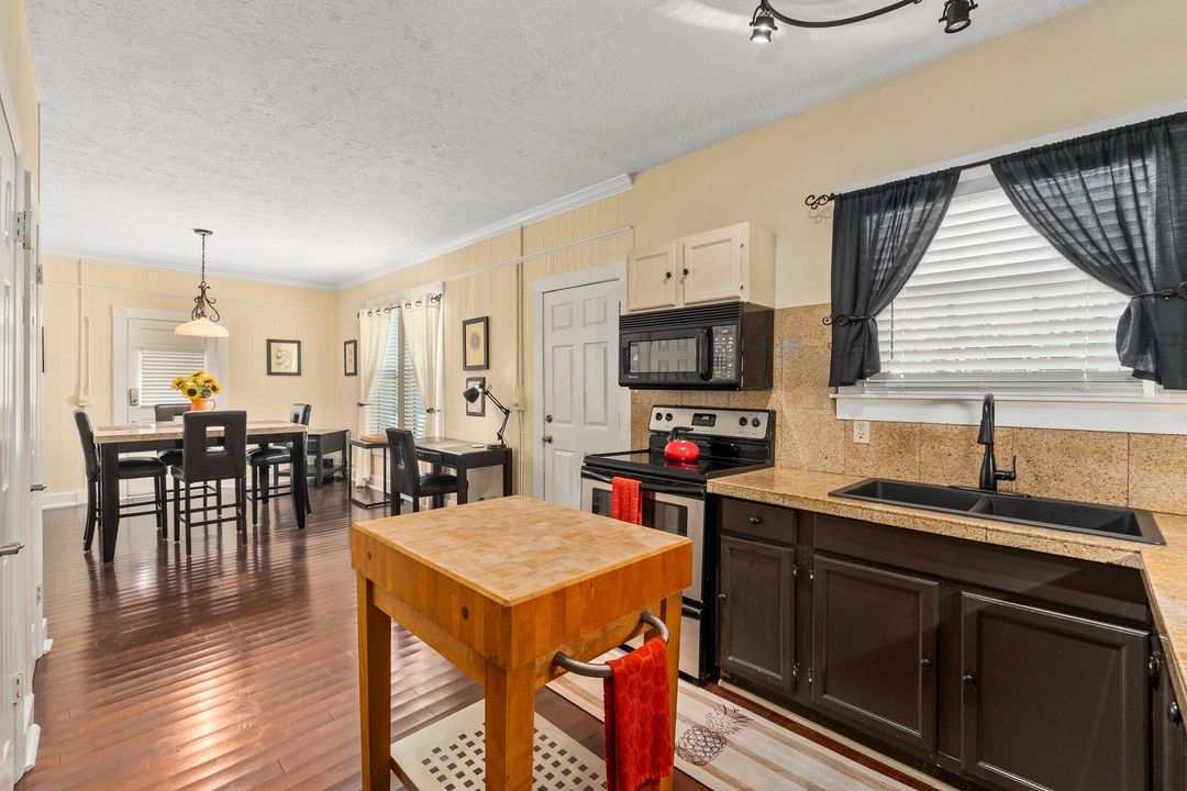 For Sale: $1,200,000 (3 beds, 3 baths, 1880 Square Feet)