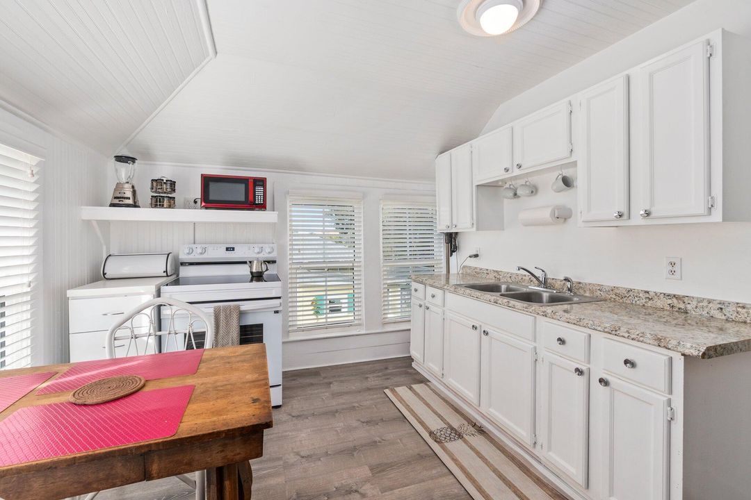 For Sale: $1,200,000 (3 beds, 3 baths, 1880 Square Feet)