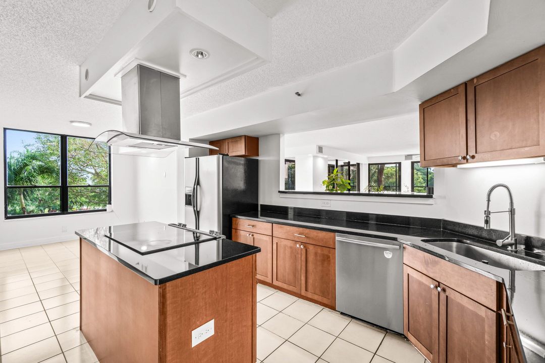 В аренду: $5,900 (3 спален, 2 ванн, 2330 Квадратных фут)