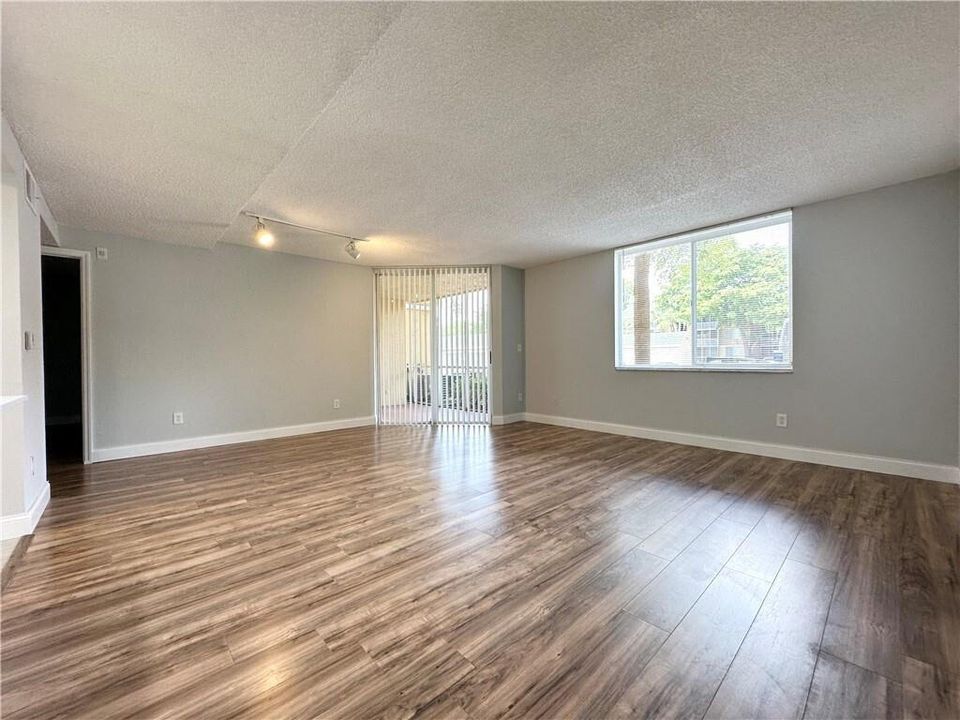 出租: $1,700 (1 贝兹, 1 浴室, 820 平方英尺)