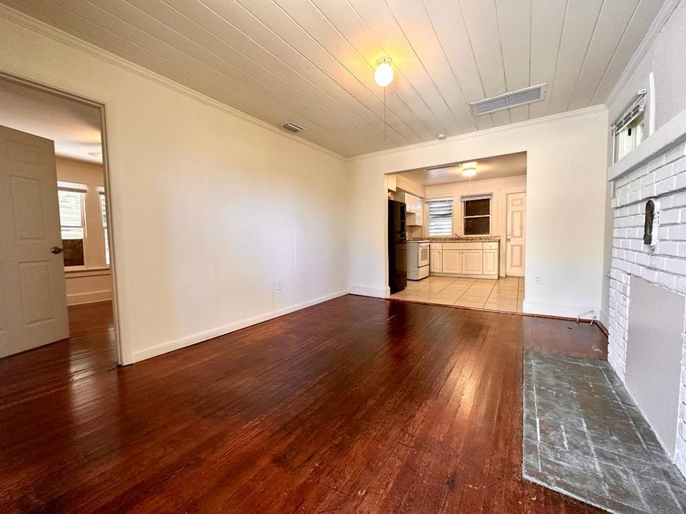 出租: $1,800 (3 贝兹, 1 浴室, 2208 平方英尺)