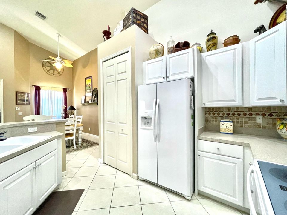 На продажу: $305,000 (2 спален, 2 ванн, 1577 Квадратных фут)