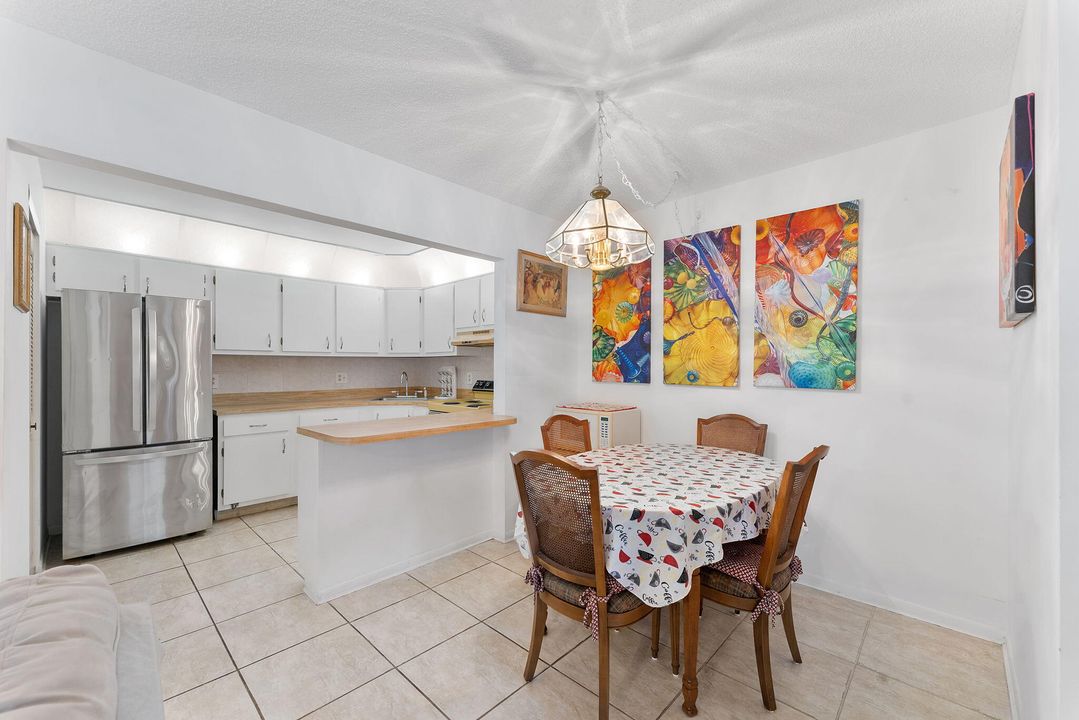 待售: $159,000 (2 贝兹, 1 浴室, 920 平方英尺)