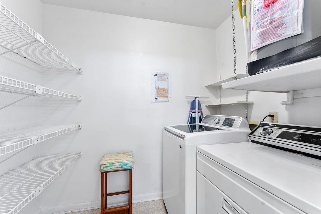 待售: $159,000 (2 贝兹, 1 浴室, 920 平方英尺)