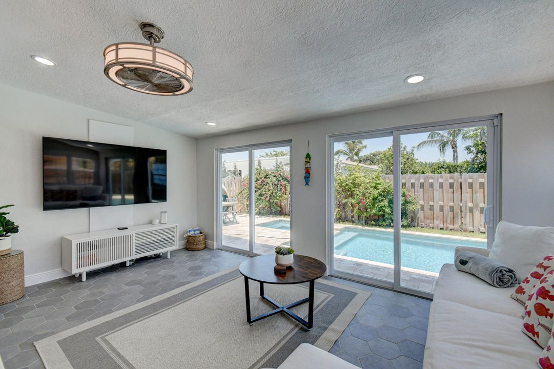 For Rent: $7,000 (3 beds, 2 baths, 1364 Square Feet)