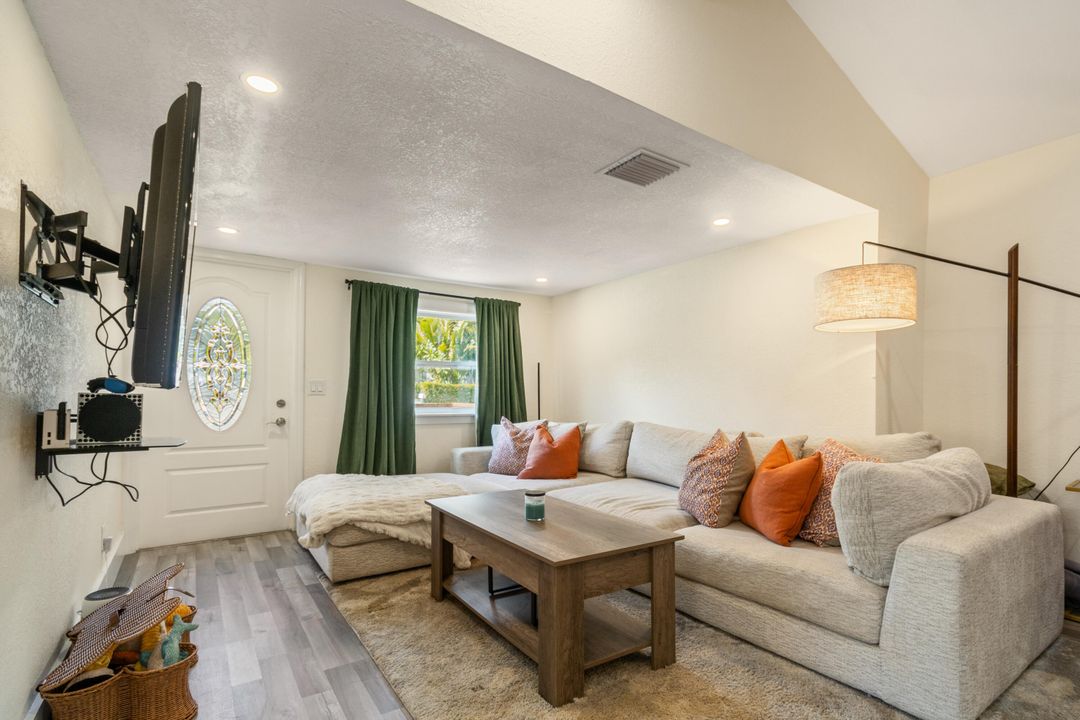 For Rent: $2,800 (2 beds, 2 baths, 1107 Square Feet)