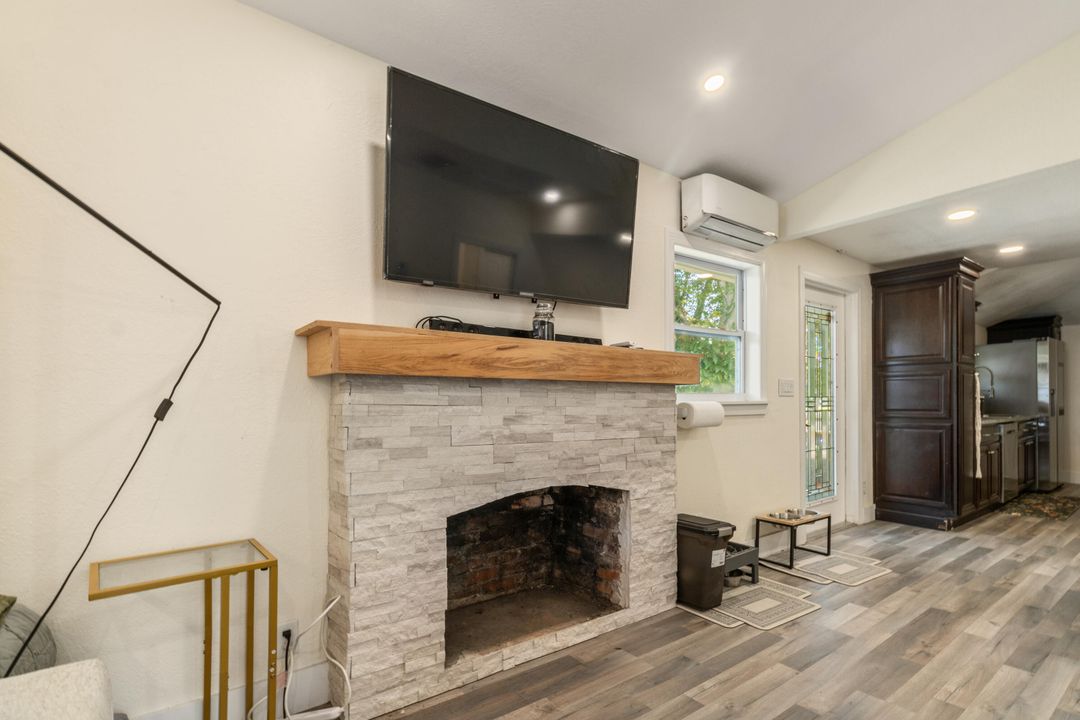 For Rent: $2,800 (2 beds, 2 baths, 1107 Square Feet)