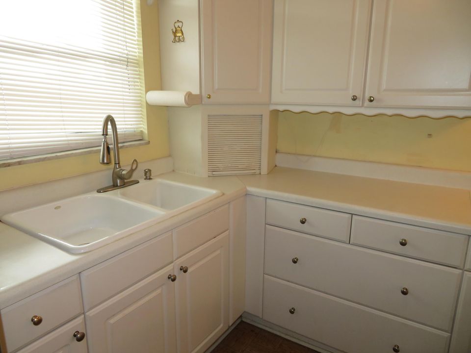 待售: $125,000 (1 贝兹, 1 浴室, 775 平方英尺)