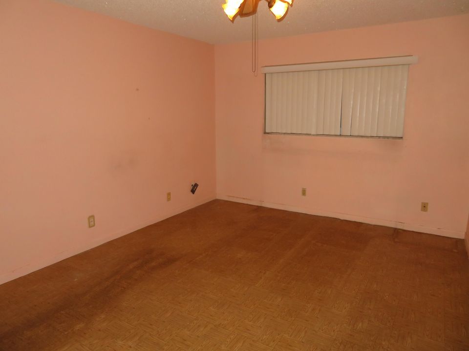 待售: $125,000 (1 贝兹, 1 浴室, 775 平方英尺)