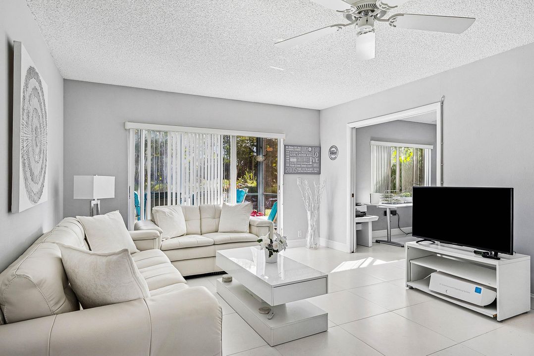 En Venta: $179,500 (2 camas, 2 baños, 978 Pies cuadrados)