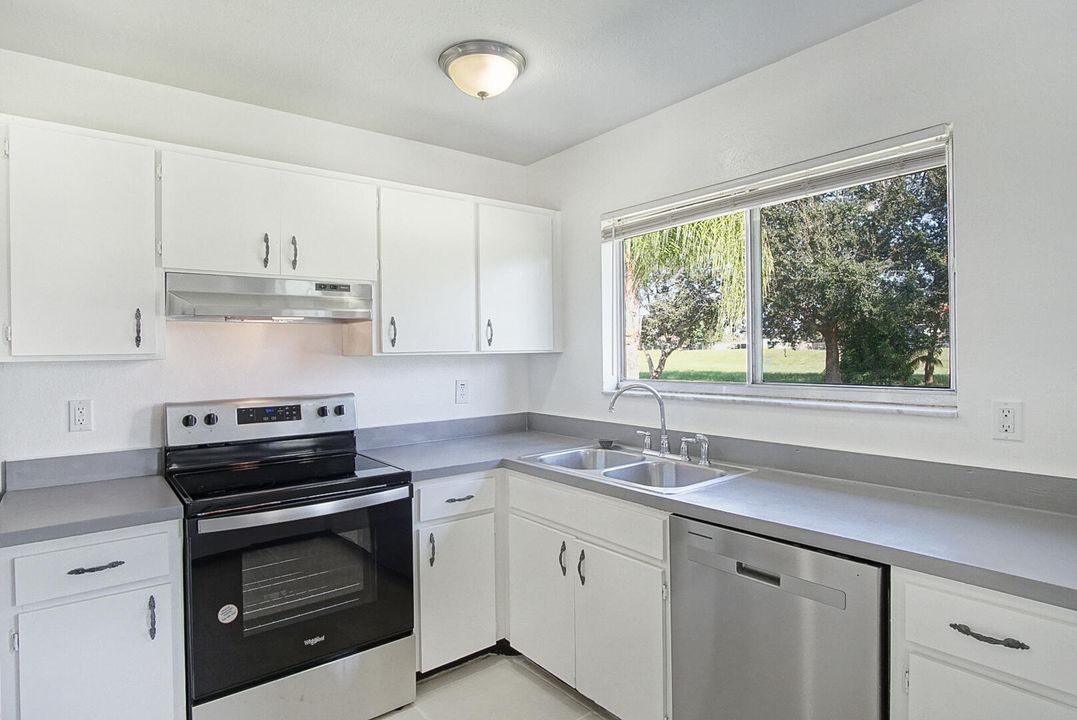 出租: $2,450 (3 贝兹, 2 浴室, 1476 平方英尺)