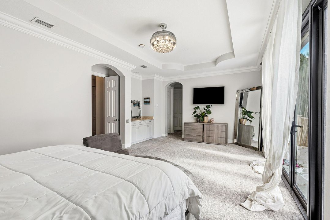 For Sale: $1,500,000 (6 beds, 6 baths, 5014 Square Feet)