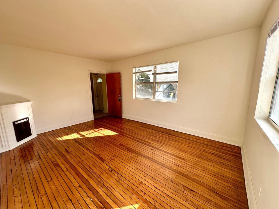 出租: $1,300 (1 贝兹, 1 浴室, 700 平方英尺)