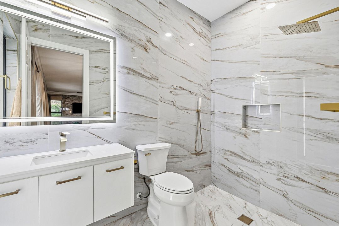 For Sale: $1,500,000 (6 beds, 6 baths, 5014 Square Feet)