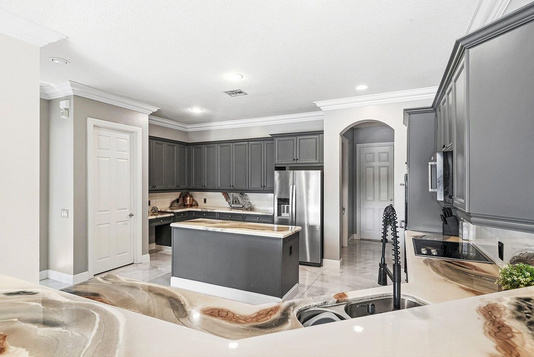 For Sale: $1,500,000 (6 beds, 6 baths, 5014 Square Feet)