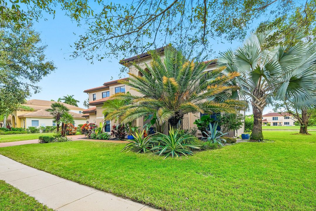 For Sale: $1,500,000 (6 beds, 6 baths, 5014 Square Feet)