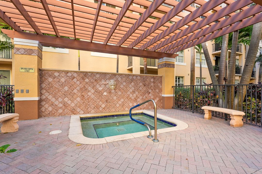 For Sale: $495,000 (2 beds, 2 baths, 1071 Square Feet)