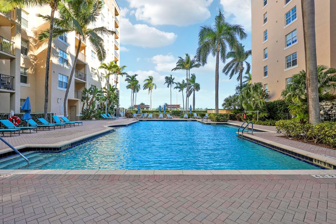 For Sale: $495,000 (2 beds, 2 baths, 1071 Square Feet)