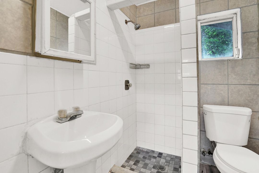 待售: $399,700 (0 贝兹, 0 浴室, 944 平方英尺)