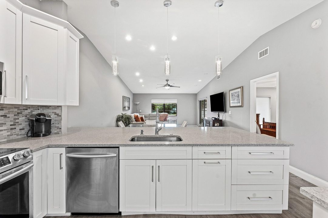 For Sale: $369,000 (2 beds, 2 baths, 1437 Square Feet)