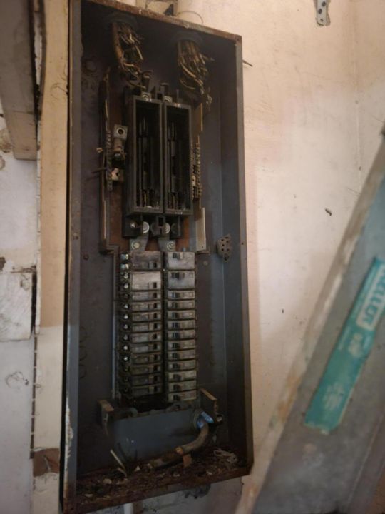 For Sale: $198,900 (4 beds, 2 baths, 2434 Square Feet)