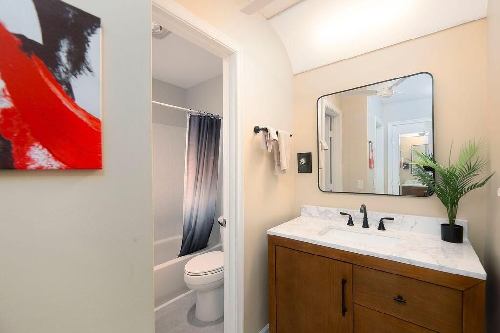 For Rent: $2,200 (2 beds, 2 baths, 1404 Square Feet)