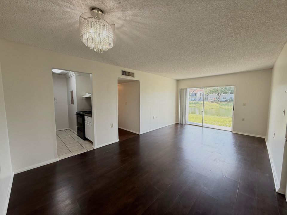 出租: $1,700 (2 贝兹, 1 浴室, 708 平方英尺)