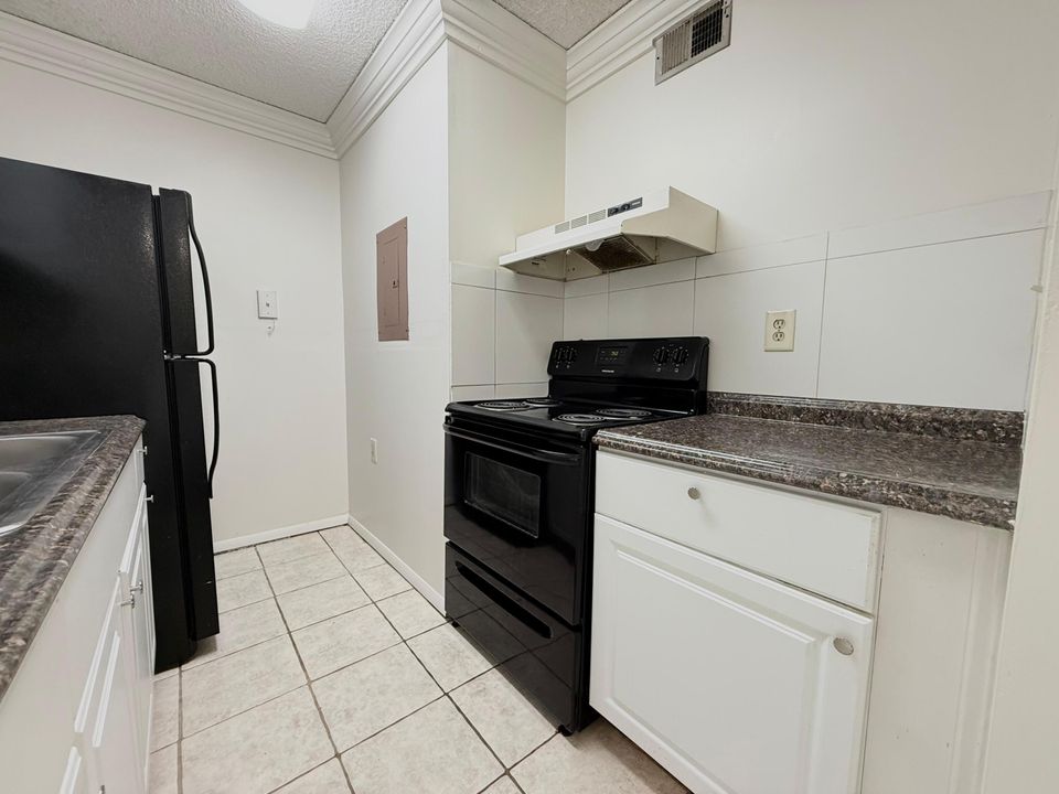 出租: $1,700 (2 贝兹, 1 浴室, 708 平方英尺)