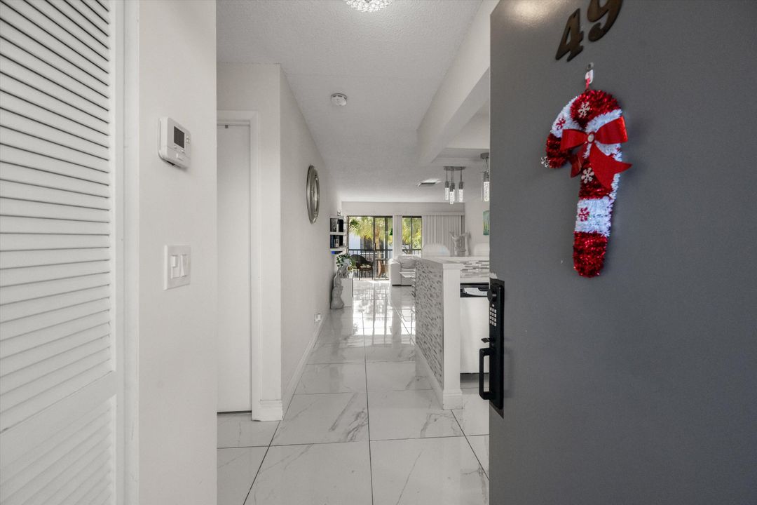 На продажу: $318,000 (2 спален, 2 ванн, 899 Квадратных фут)