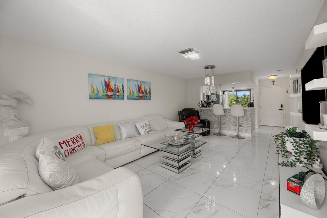 На продажу: $318,000 (2 спален, 2 ванн, 899 Квадратных фут)