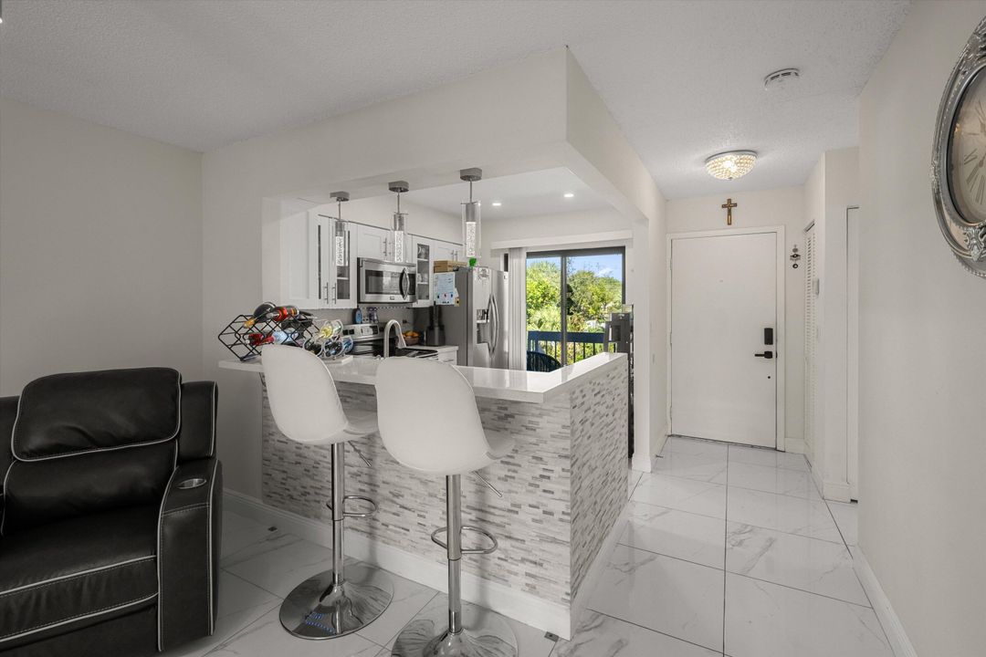 На продажу: $318,000 (2 спален, 2 ванн, 899 Квадратных фут)