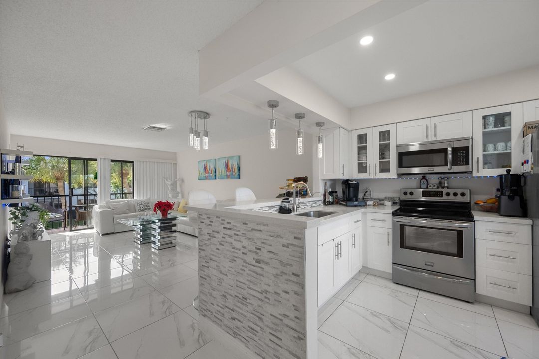 На продажу: $318,000 (2 спален, 2 ванн, 899 Квадратных фут)