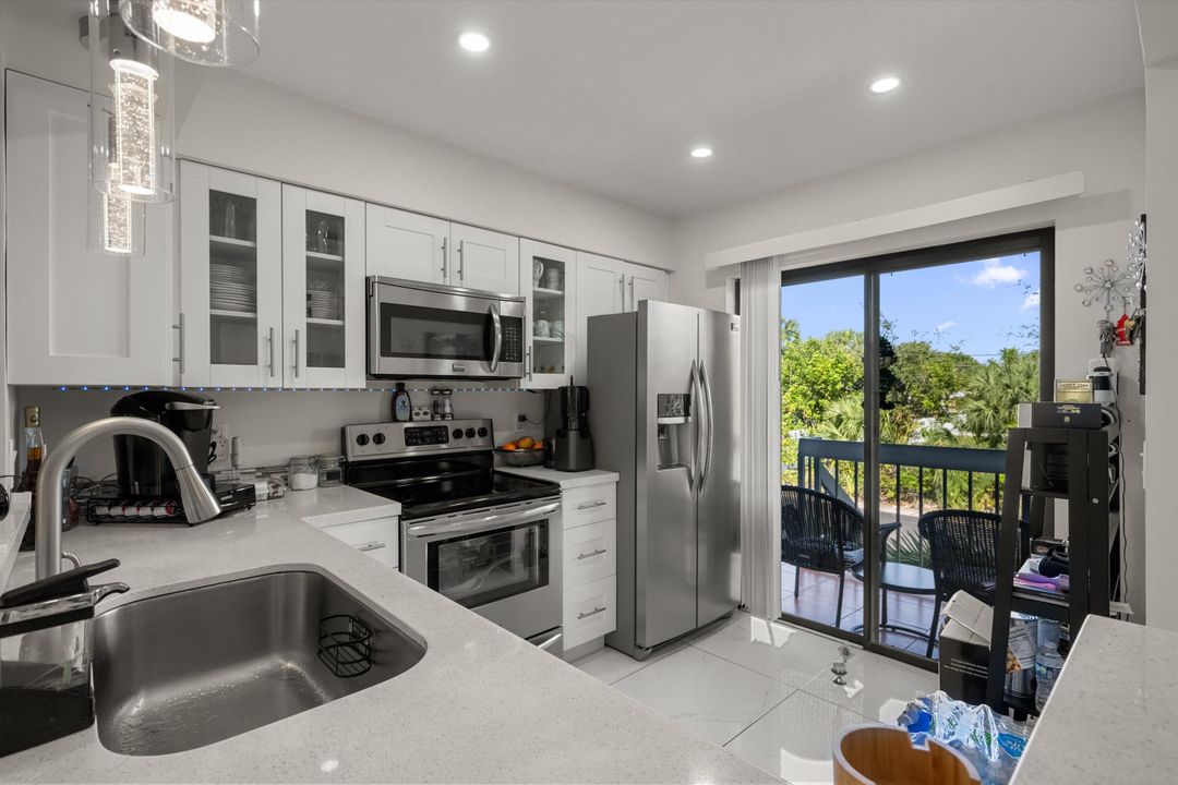 На продажу: $318,000 (2 спален, 2 ванн, 899 Квадратных фут)