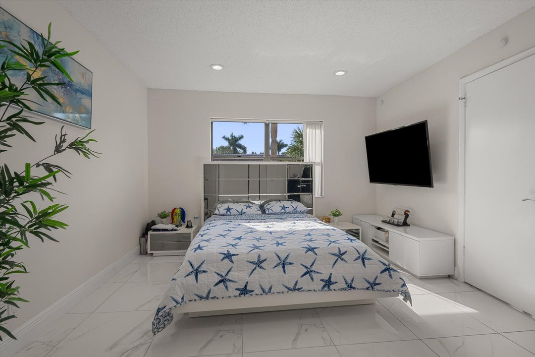 На продажу: $318,000 (2 спален, 2 ванн, 899 Квадратных фут)