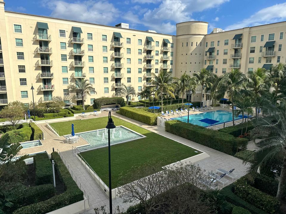 最近售出: $650,000 (3 贝兹, 3 浴室, 1916 平方英尺)