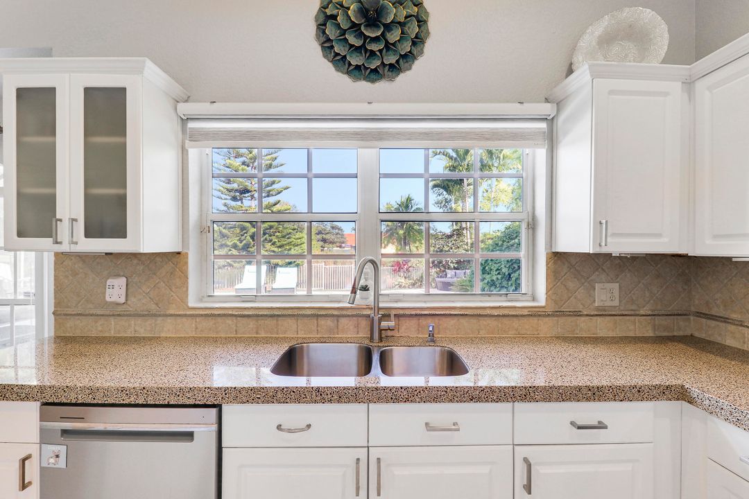 En Venta: $769,000 (4 camas, 3 baños, 2605 Pies cuadrados)